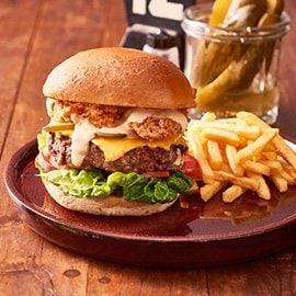 Beef Burger with Deep Fried Bacon and Thousand Island Dressing Beef Burger with Deep Fried Bacon and Thousand Island Dressing
