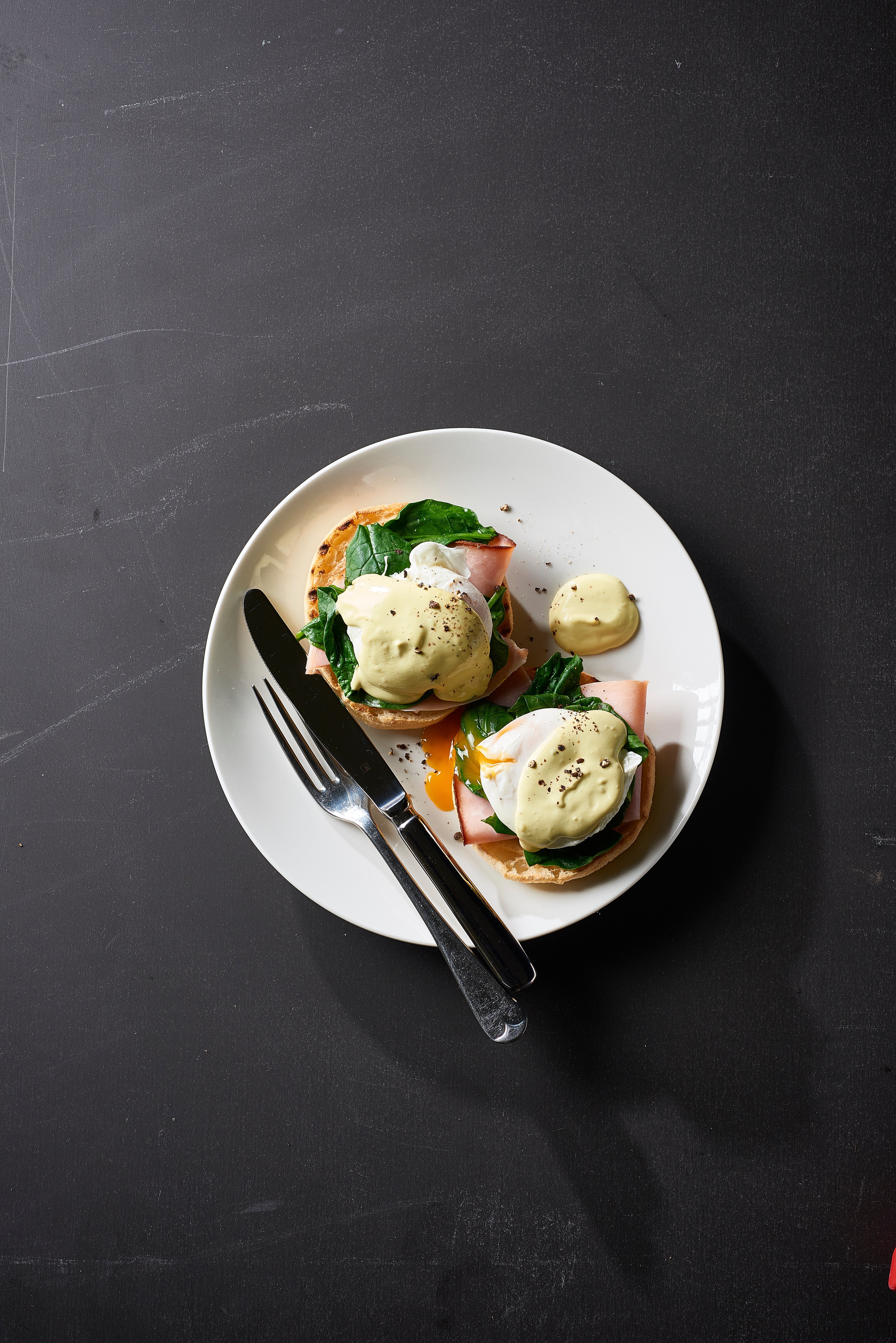 Knorr Professional Hollandaise Sauce Gluten Free 1L - Made with 100% cage-free eggs for close-to-scratch taste. This versatile sauce can be used as a pour over sauce, as a dip, or as a base for delicious flavour mash-ups.